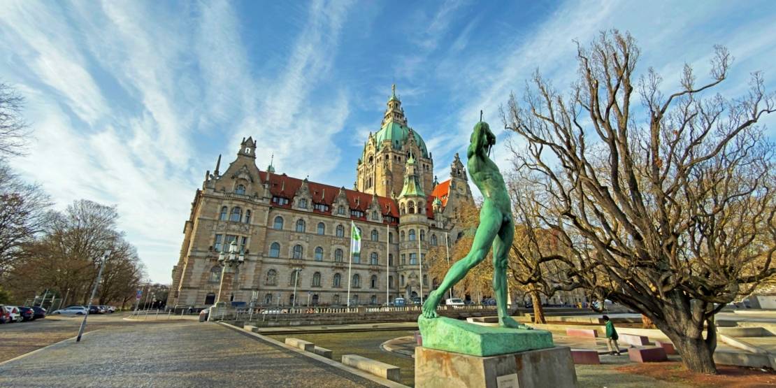 Skulptur vor einem Gebäude