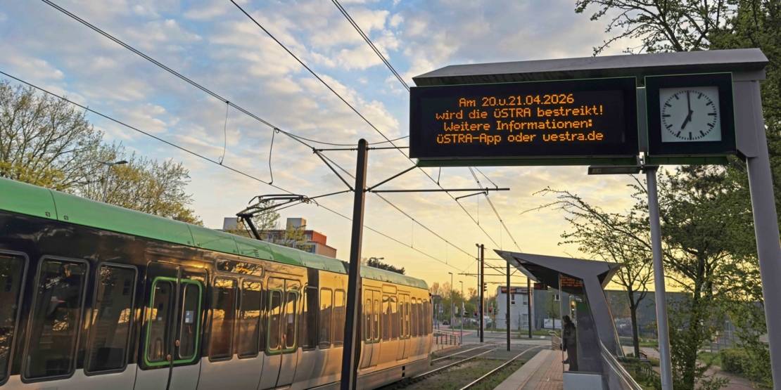 Informationsanzeige an einer Haltestelle mit einer Aufschrift, dass am 20. und 21. April keine Busse und Bahnen fahren