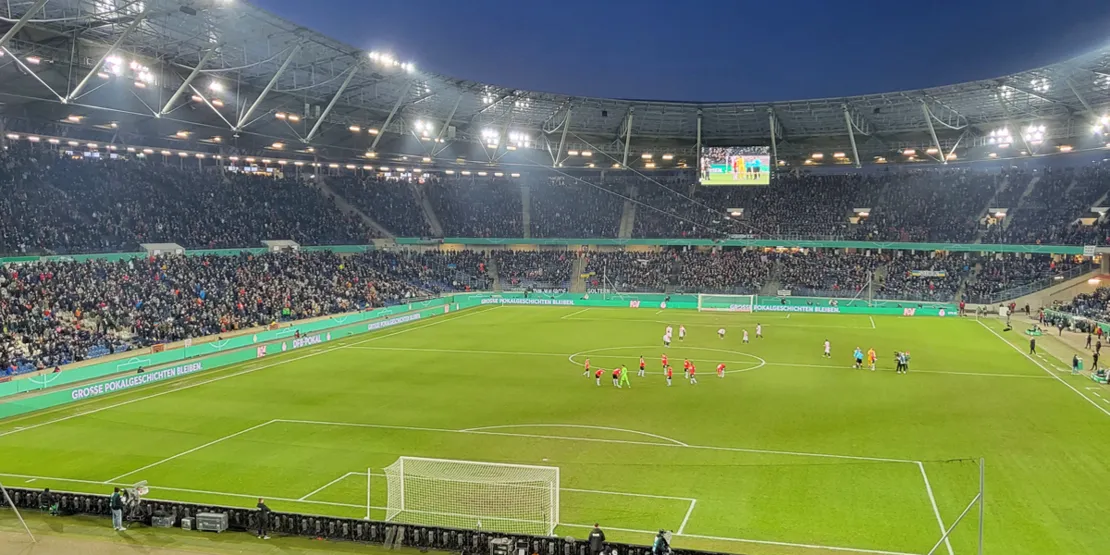 Das Fußballstadion von Hannover 96 beim Flutlichtspiel