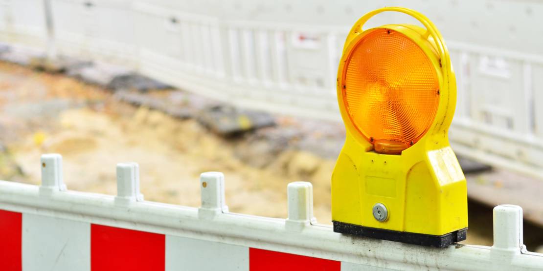 Eine abgesperrte Straße, deren Fahrbahndecke entfernt wurde