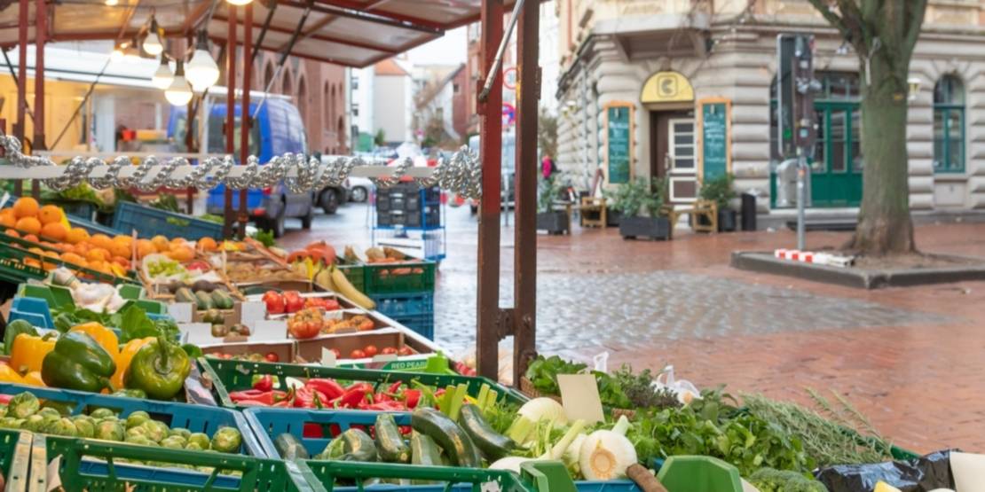 Ein Stand auf einem Wochenmarkt.