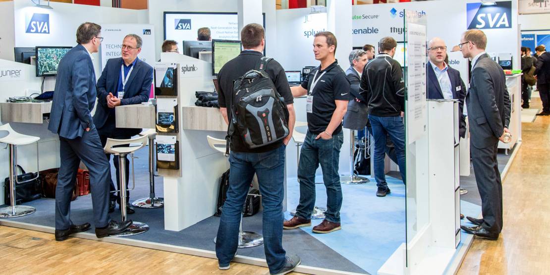 Menschen auf einer Messe