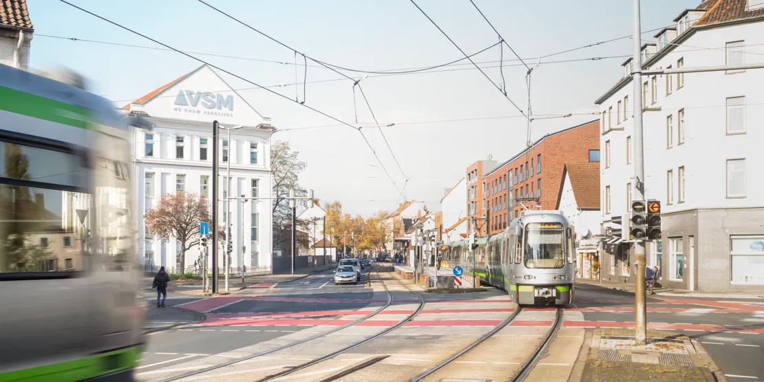Blick in eine Straße, in der gerade eine Bahn fährt.