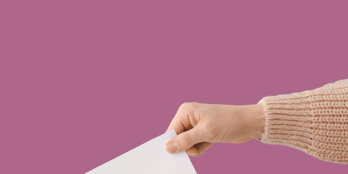 Foto von einer Hand, die einen Brief einwirft.