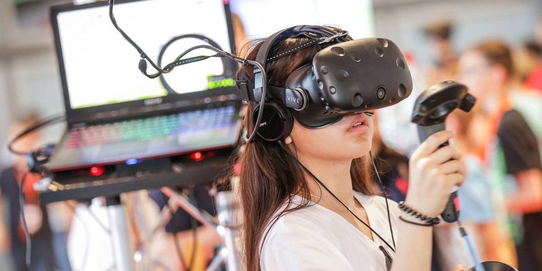 Mädchen mit VR-Brille