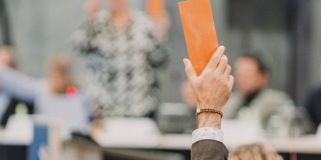 Personen, die mit Hilfe einer Karte abstimmen