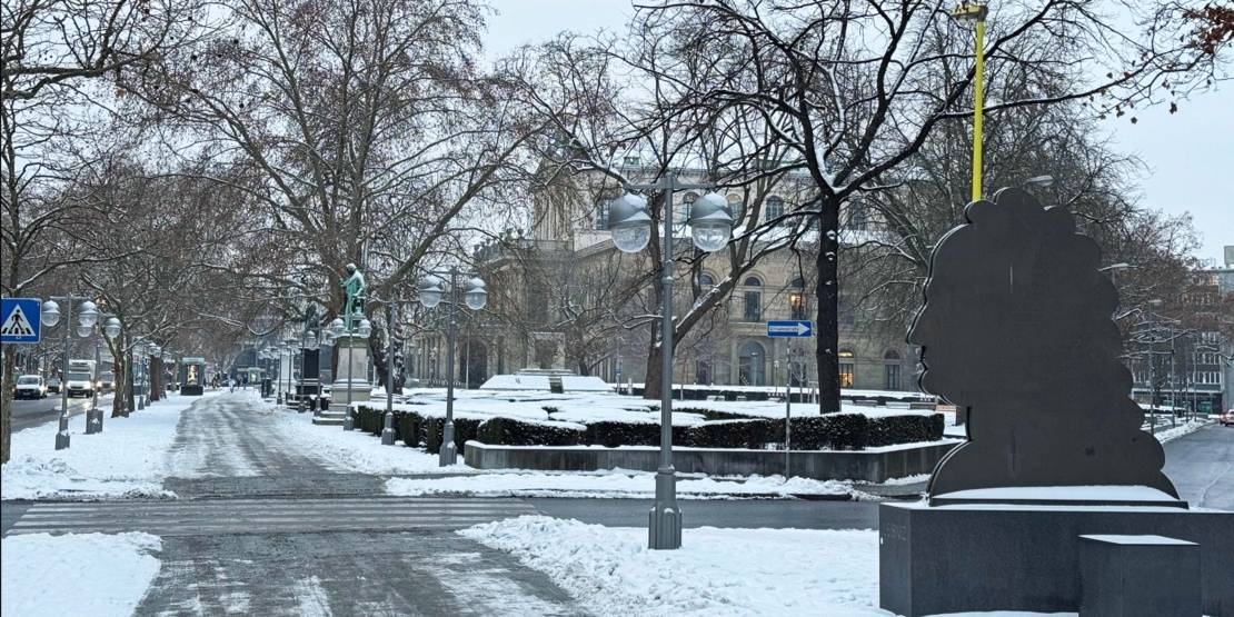 Opernplatz mit Schnee