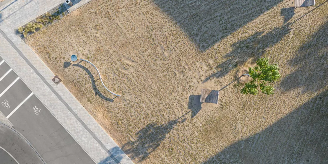 Straße und trockene Grünfläche aus der Vogelperspektive
