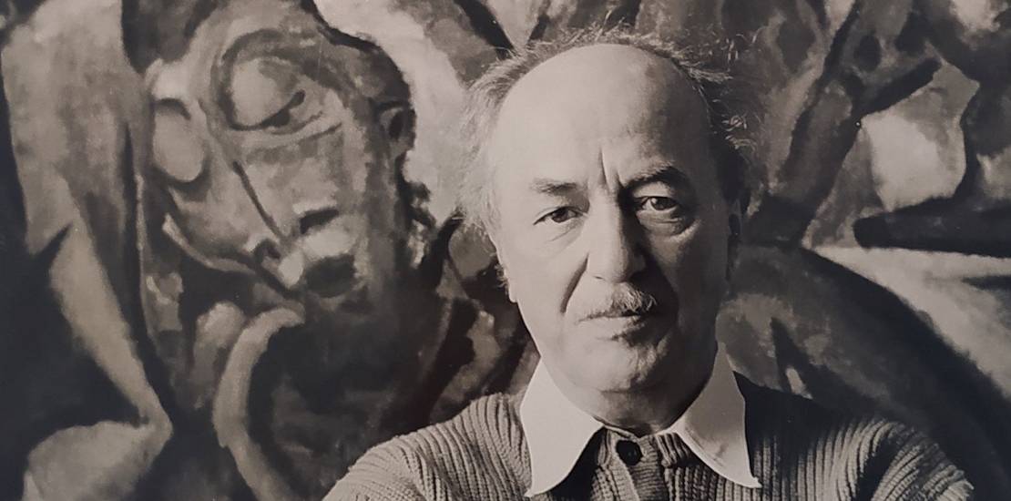 Foto von dem Maler Otto Gleichmann vor seinem Kunstwerk „Strahlen stürzen“