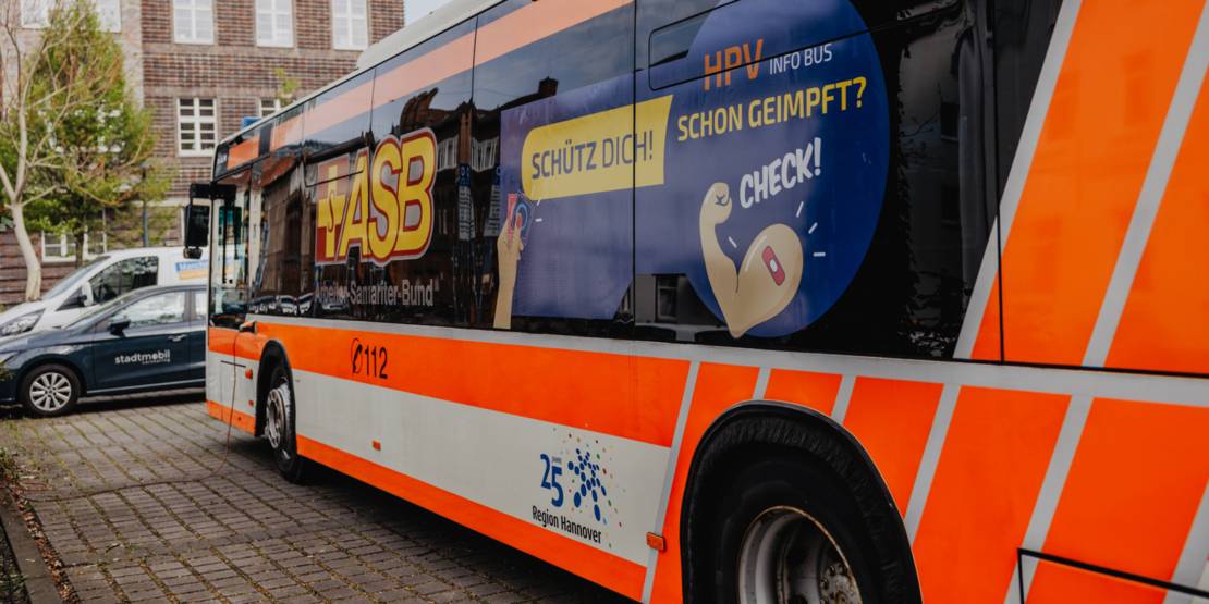 Bus mit Aufklebern zur HPV-Impfung