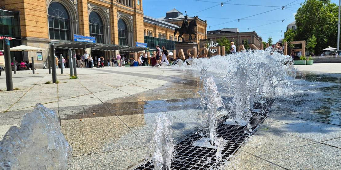Brunnen vor dem Hauptbahnhof Hannover im Sommer 2026.