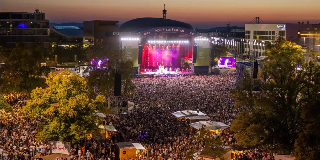 Menschenmassen auf der Expo-Plaza vor der Bühne des NDR Plaza Festivals