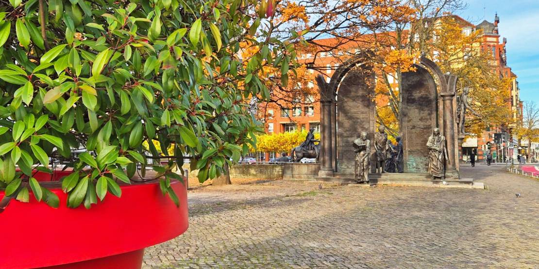 Denkmal der Göttinger Sieben vor dem Niedersächischen Landtag.