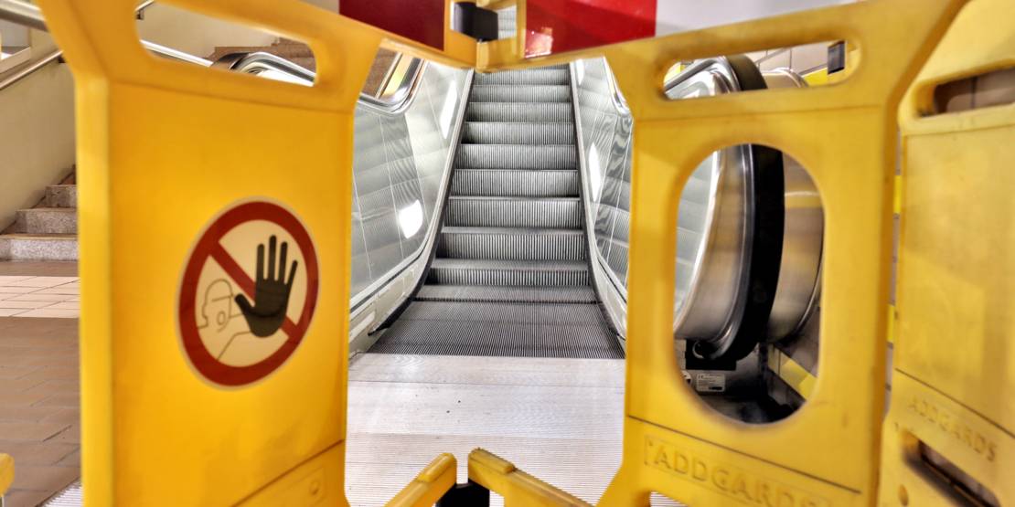 Baken vor dem Aufgang zu einer Fahrtreppe, die den Zugang verhindern.