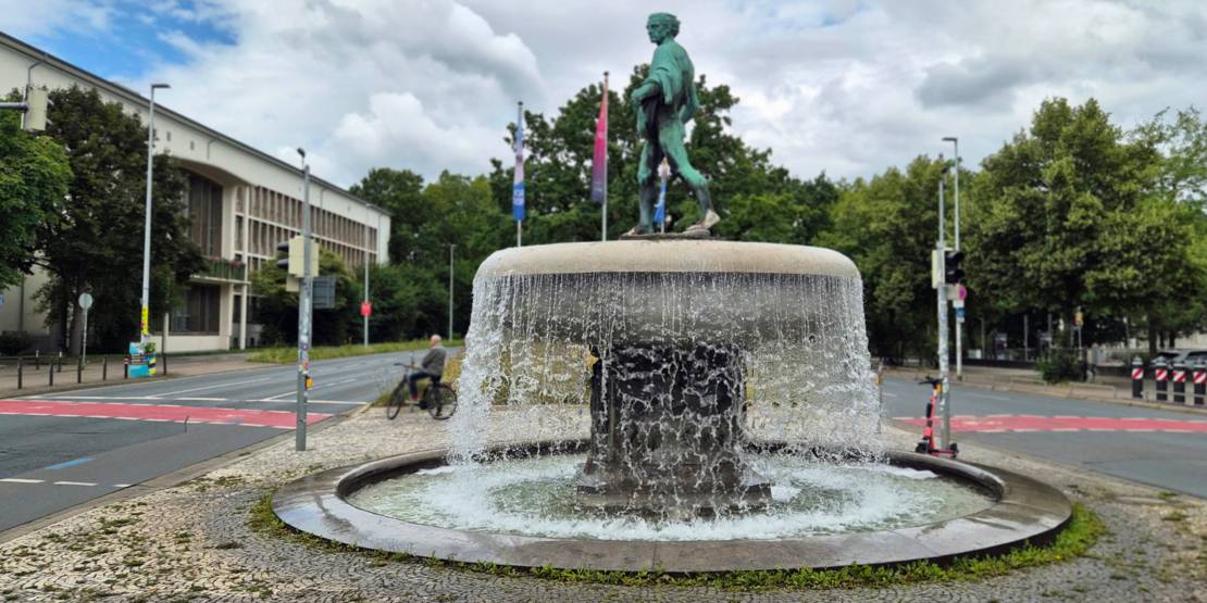 Brunnen mit Bronzefigur