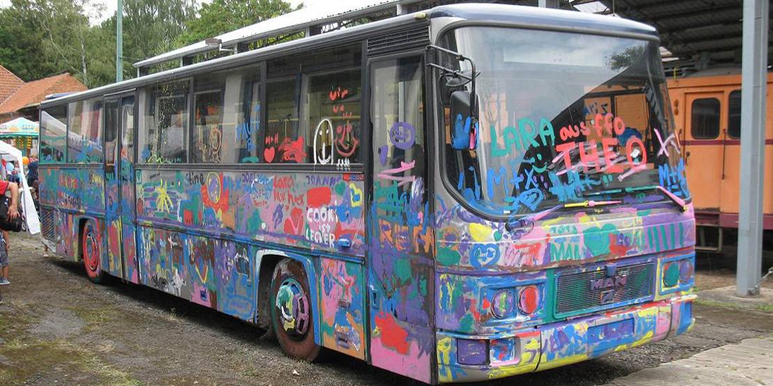 Ein mit bunter Farbe bemalter Linienbus