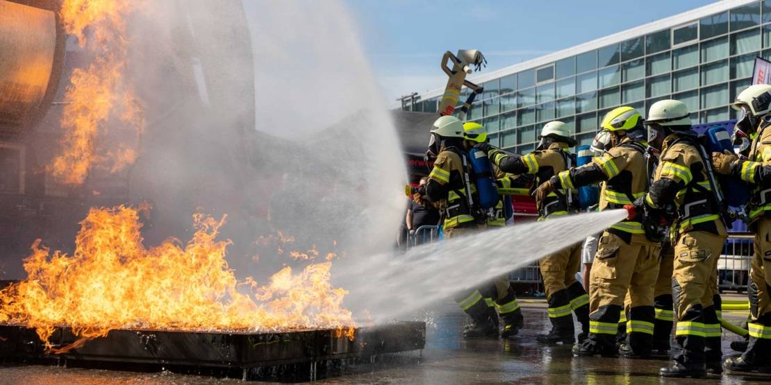 Feuerwehrleute löschen einen Brand