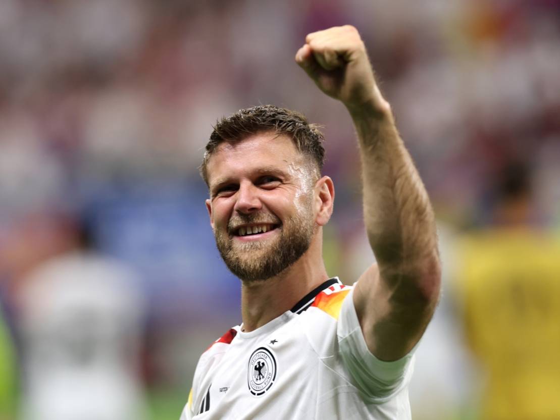 Niclas F&uuml;llkrug im Trikot der deutschen Fu&szlig;ballnationalmannschaft lacht und streckt eine geballte Faust aus.