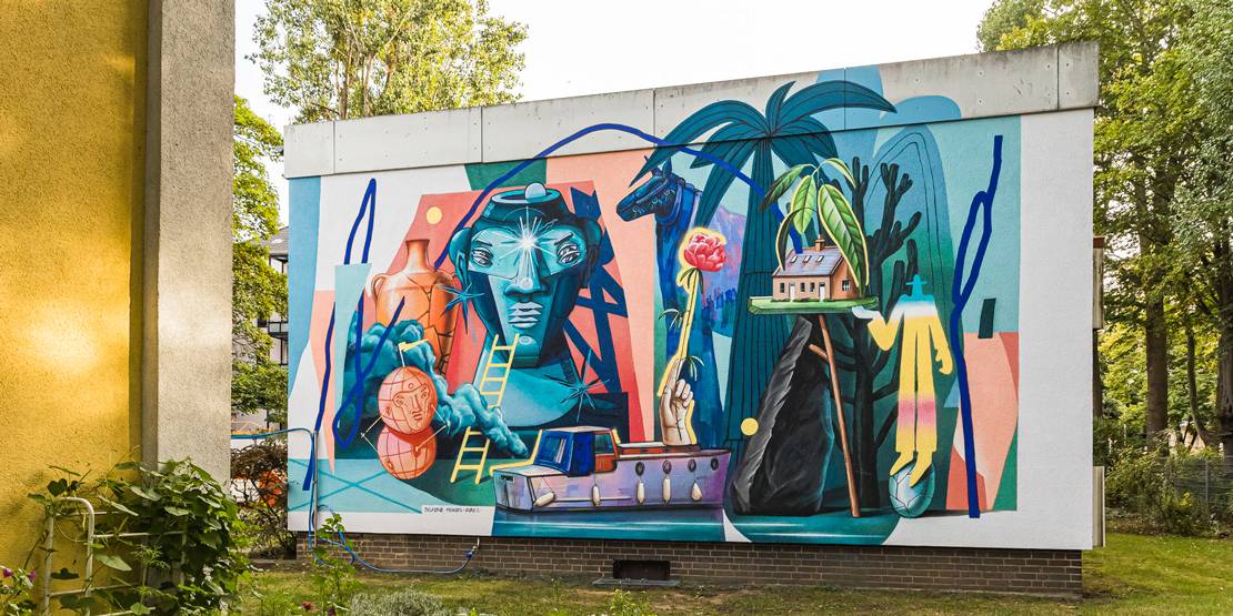 Ein mit Graffiti gesprühtes Gemälde an einer Gebäudewand
