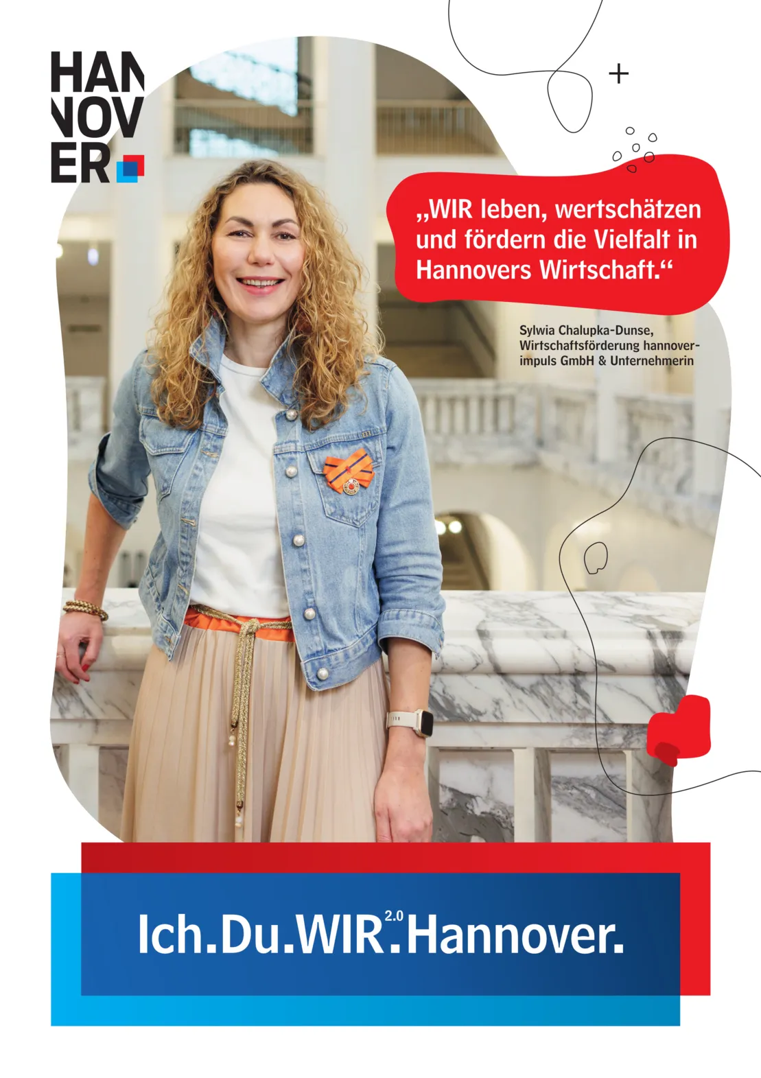 Ein Plakat auf wei&szlig;em Hintergrund. Oben Links ein Logo der Landeshauptstadt Hannover. Unten Mittig eine blau-rote Schatulle, in der zu lesen ist "Ich.Du.WIR2.0.Hannover."
Oben rechts in einer Art Sprechblase mit rotem Hintergrund der Text "WIR leben, wertsch&auml;tzen und f&ouml;rdern die Vielfalt in Hannovers Wirtschaft." Darunter ist zu lesen "Sylvia Chalupka-Dunse, Wirtschaftsf&ouml;rderung hannover-impuls GmbH und Unternehmerin".
Gro&szlig; in der Plakatmitte ein unregelm&auml;&szlig;iger, geschwungener Bildausschnitt mit unscharfem Hintergrund. Im Vordergrund eine blonde Frau in einer Jeansjacke, die freundlich in die Kamera l&auml;chelt.