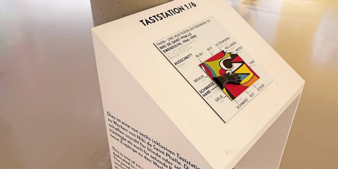 Eine Taststation zu Werken von Niki de Saint Phalle.
