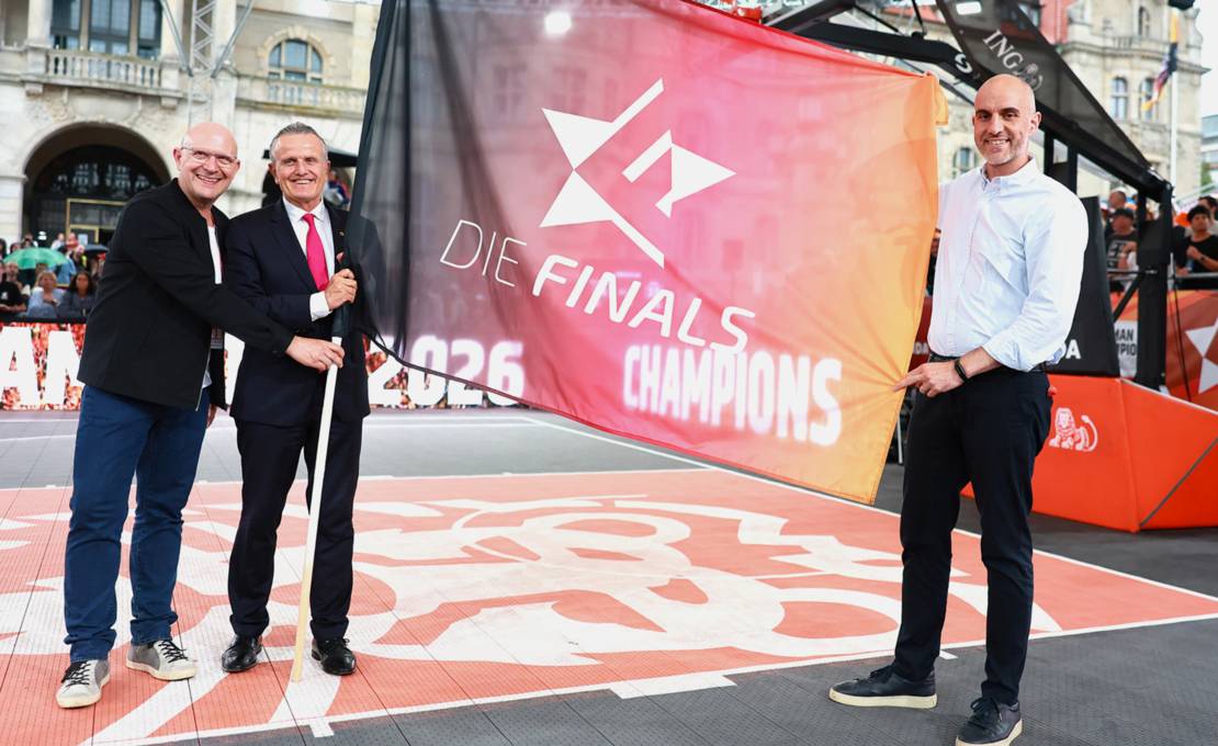 Mit der symbolischen Fahnenübergabe wurde der Staffelstab weitergereicht: Im kommenden Jahr finden die Finals in Stuttgart statt.