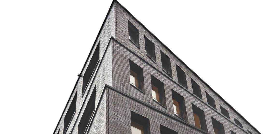 Versetzte Front mit Fenstern in einem mehrgeschossigen Bürogebäude.