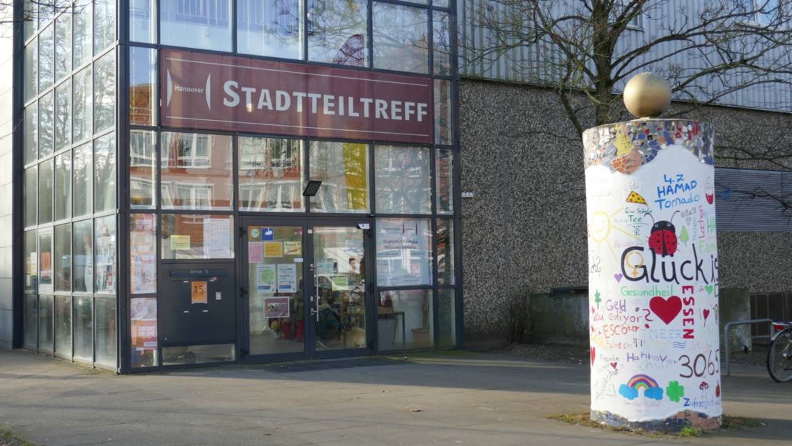 Eingang am Stadtteiltreff: Eine Säule ist bunt angemalt.