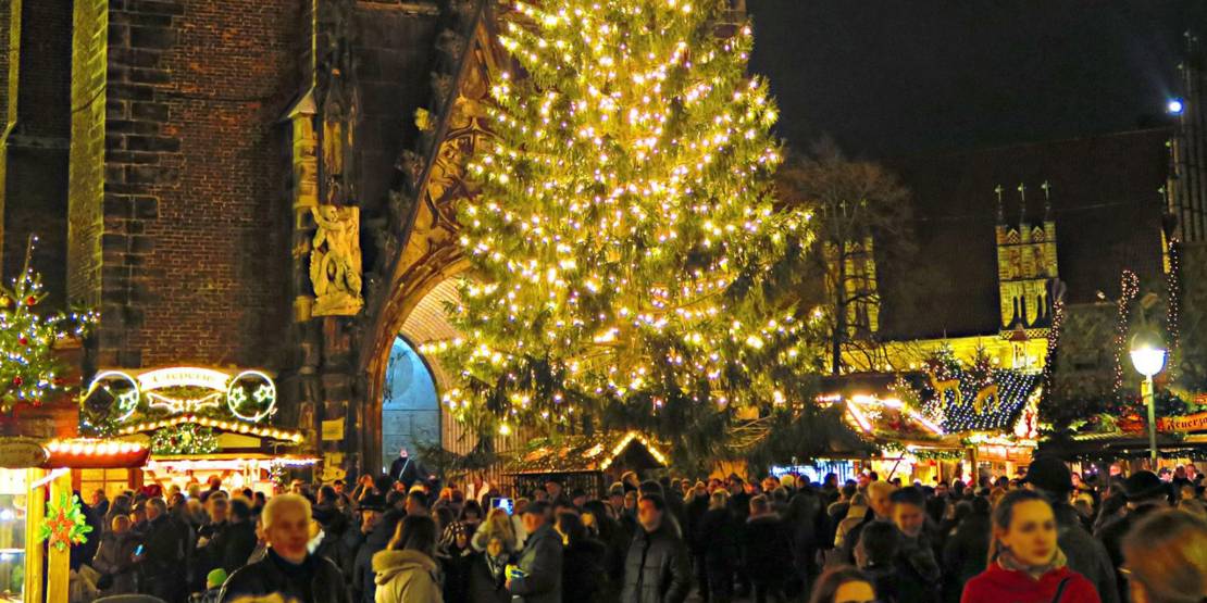 Weihnachtsmarkt vor einer Kirche.
