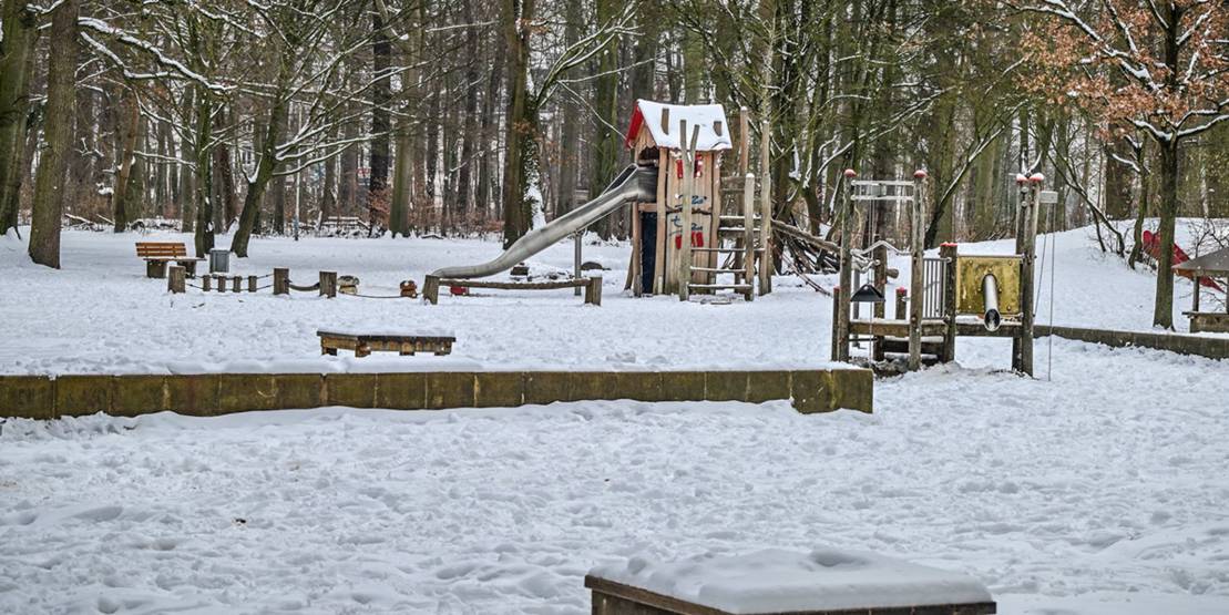 Mit Schnee bedeckter Spielplatz im Stadtwald Eilenriede