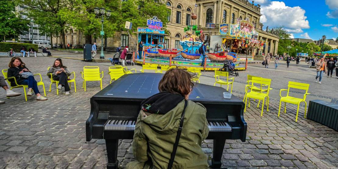 Ein Mann spielt auf dem Outdoor-Klavier auf dem Opernplatz in Hannover.