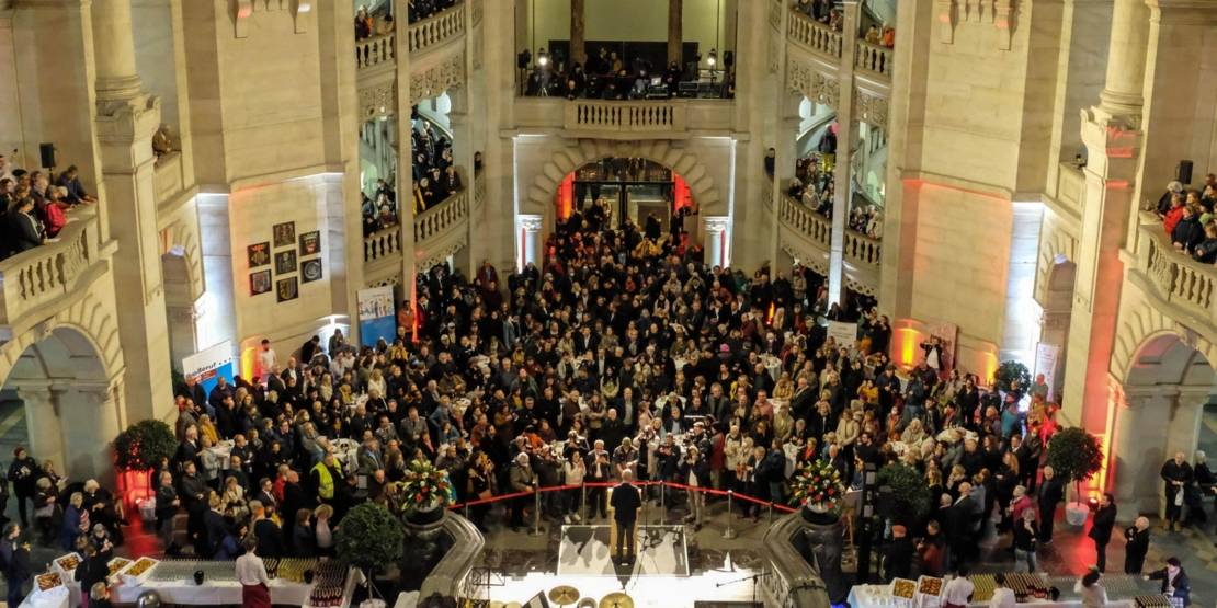 Menschen in einer Halle.
