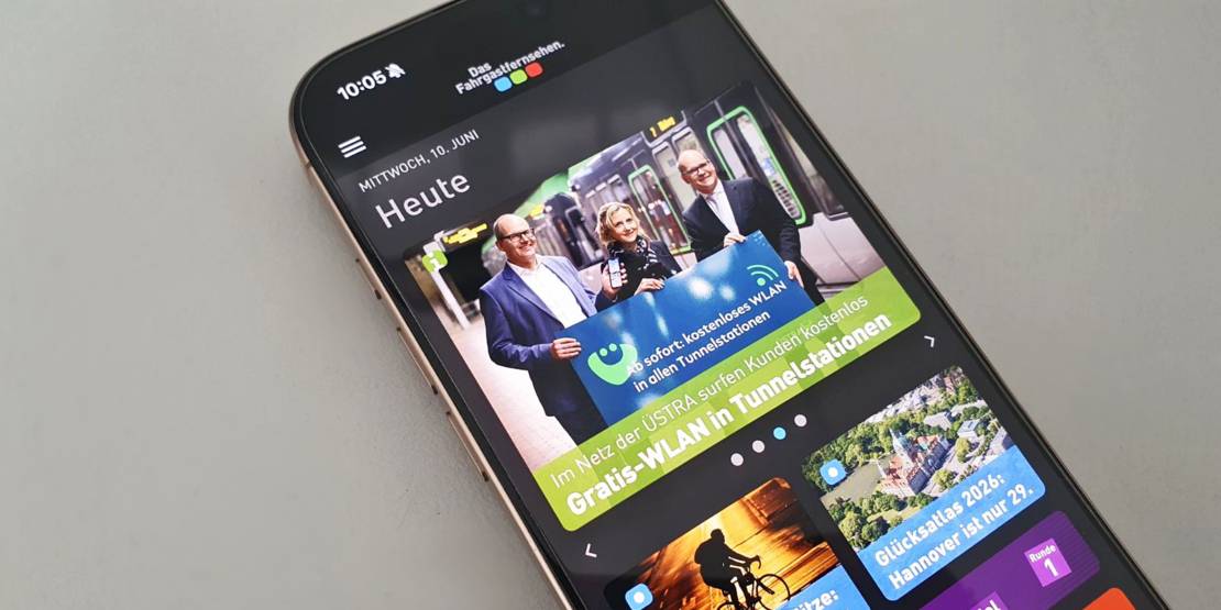 Ein Smartphone mit der Startseite der App Das Fahrgastfernsehen