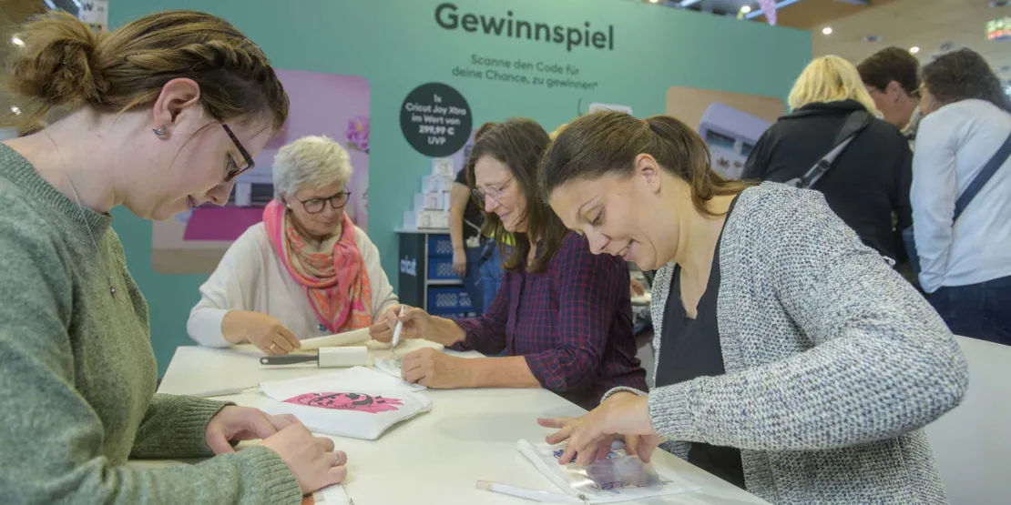 Bastelnde Frauen