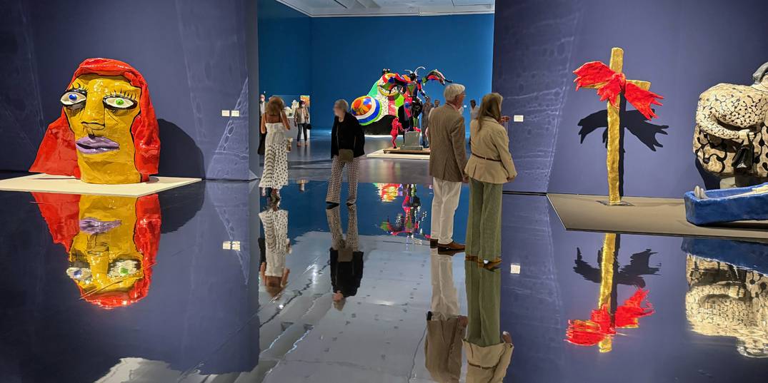 Menschen in einem Ausstellungsraum im Kunstobjekten