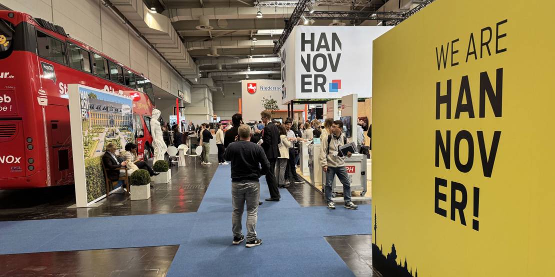 Inneres einer Messehalle.