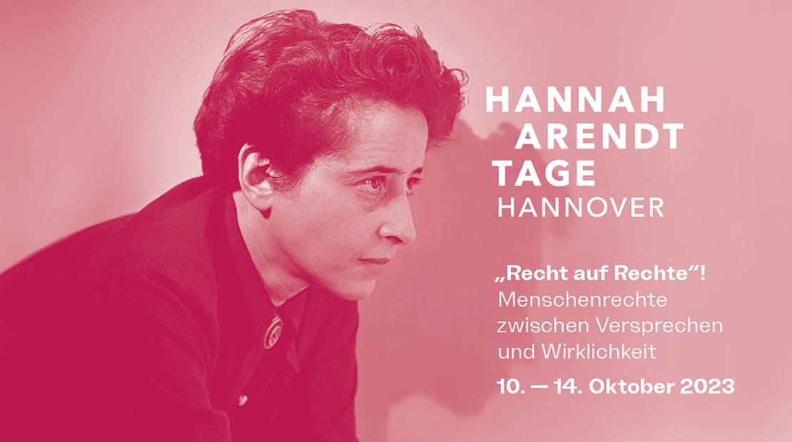 Hannah Arendt auf lilafarbenem Hintergrund.