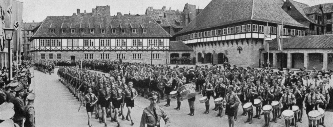 Der neue Ballhofplatz: Aufmarsch der Hitler-Jugend vor dem HJ-Heim, 1939
