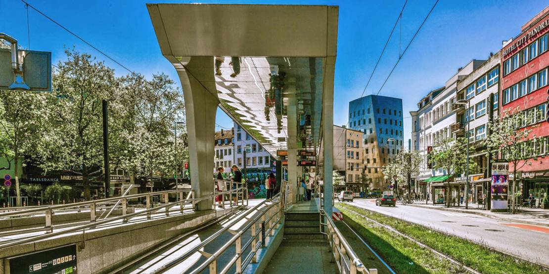 Die Stadtbahnhaltestelle am Steintor mit dem Gehrytower im Hintergrund