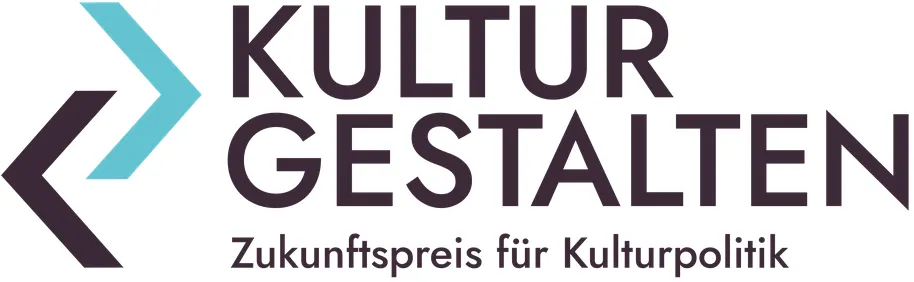 Ein Logo: Wei&szlig;er Hintergrund, links ineinander verschr&auml;nt ein schwarzes "kleiner-als-" und ein t&uuml;rkises "gr&ouml;&szlig;er-als-Zeichen". Rechts daneben in schwarzer Schrift das Wort "KULTURGESTALTEN" in zwei Zeilen. In einer dritten Zeile darunter der Text "Zukunftspreis f&uuml;r Kulturpolitik".
