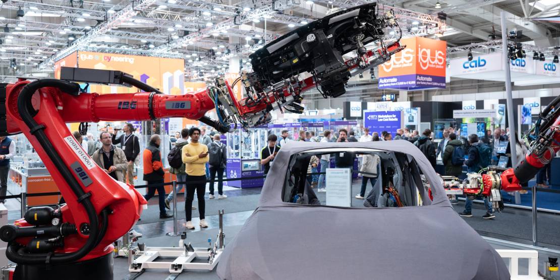 Industrieroboter in Messehalle