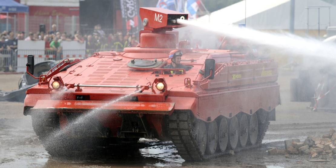 Feuerlöschpanzer im Einsatz