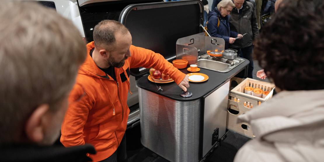 Windsurfer in einem Becken in einer Halle.