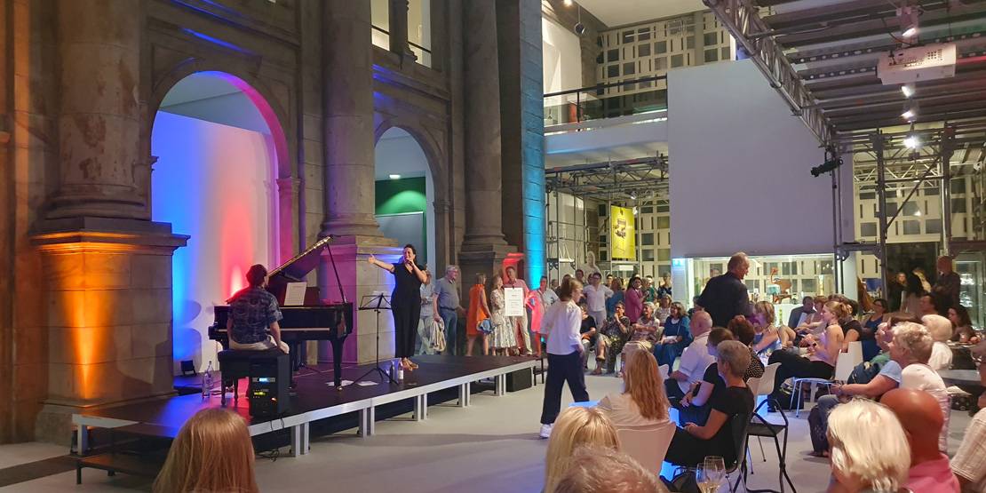 Menschen im Museum August Kestner während der Nacht der Museen