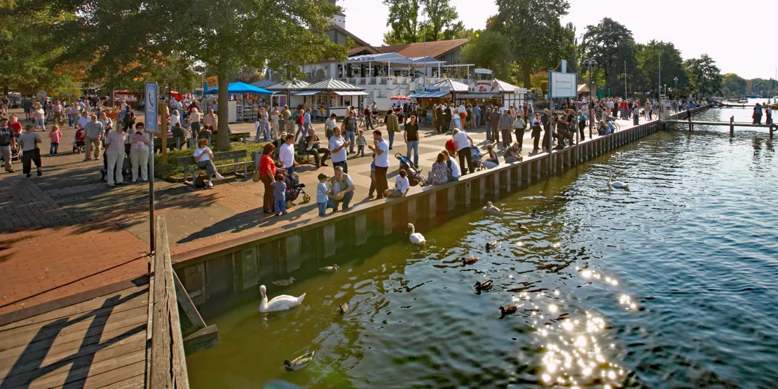 Steinhuder Promenade mit vielen Menschen