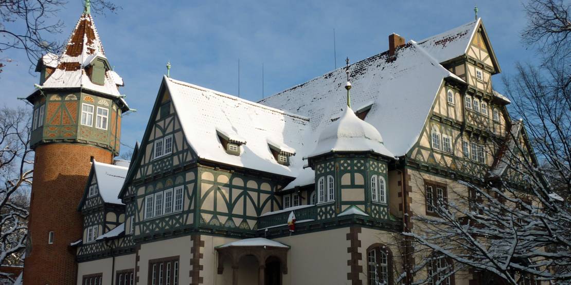 Das Stadtteilzentrum Lister Turm im Schnee