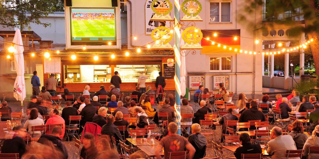 Menschen in einem Biergarten.