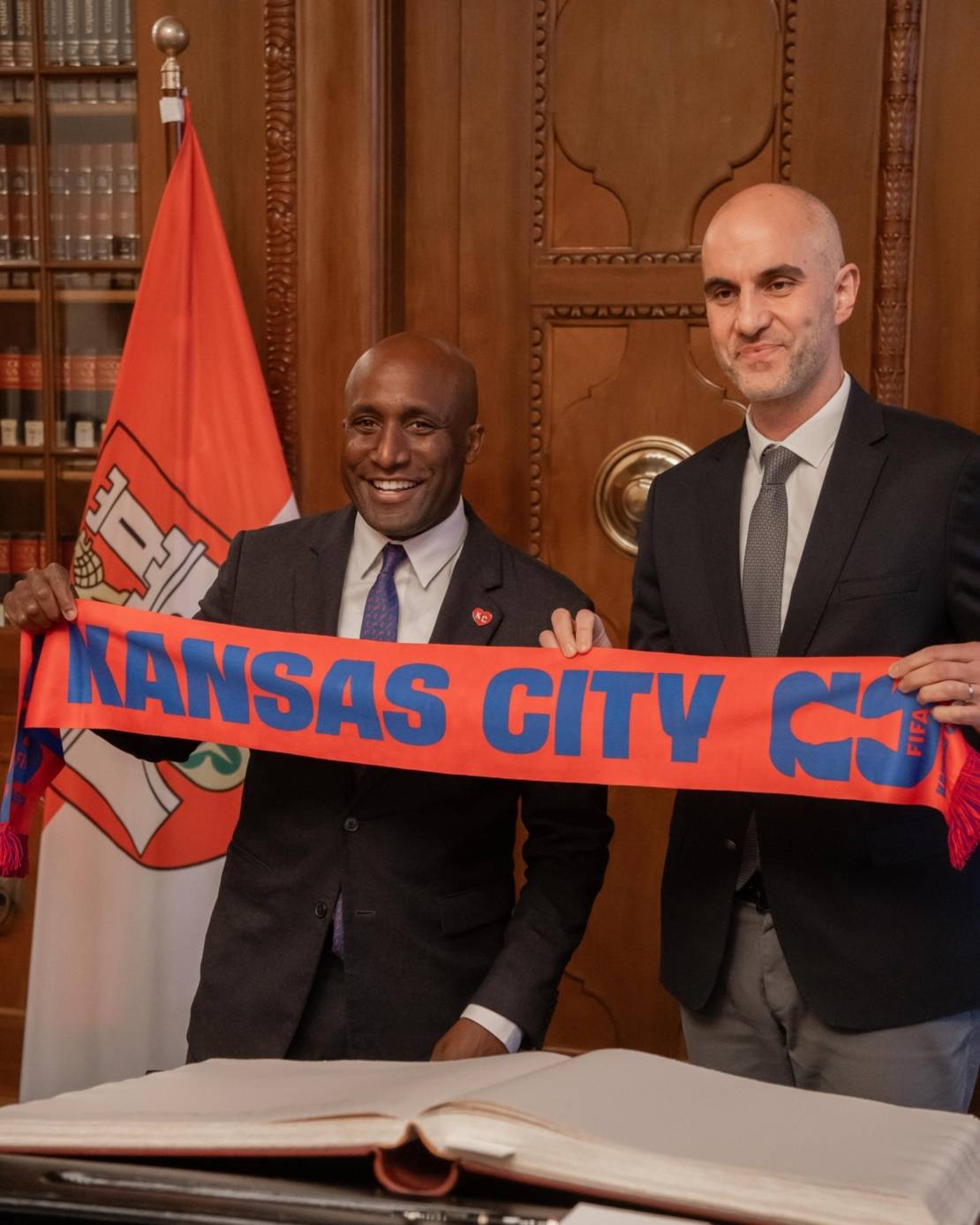 Mayor Lucas trägt sich ins Goldene Buch der Stadt Hannover ein.