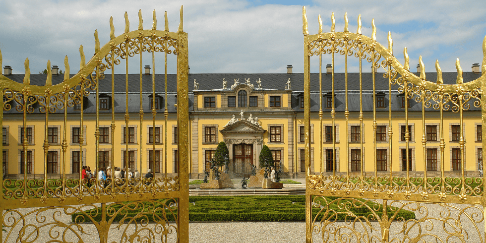 Offenes goldenes Tor zur Orangerie im Großen Garten