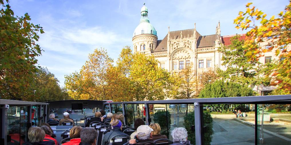 Doppeldeckerbus hält vor dem Neuen Rathaus